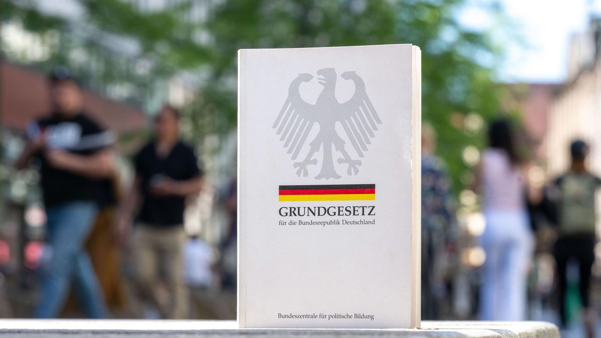 Ein Grundgesetz steht in einer Fußgängerzone.