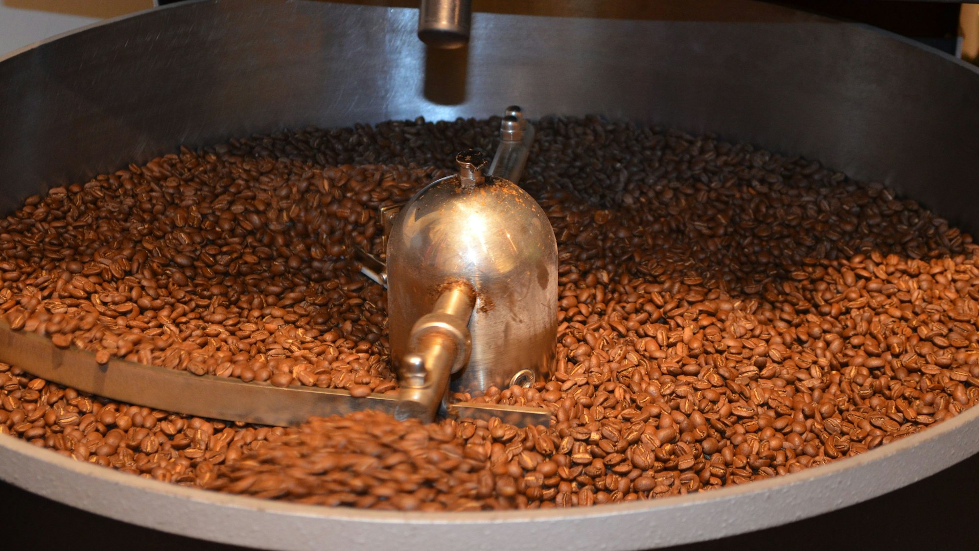 Kaffeebohnen in einem Röster.