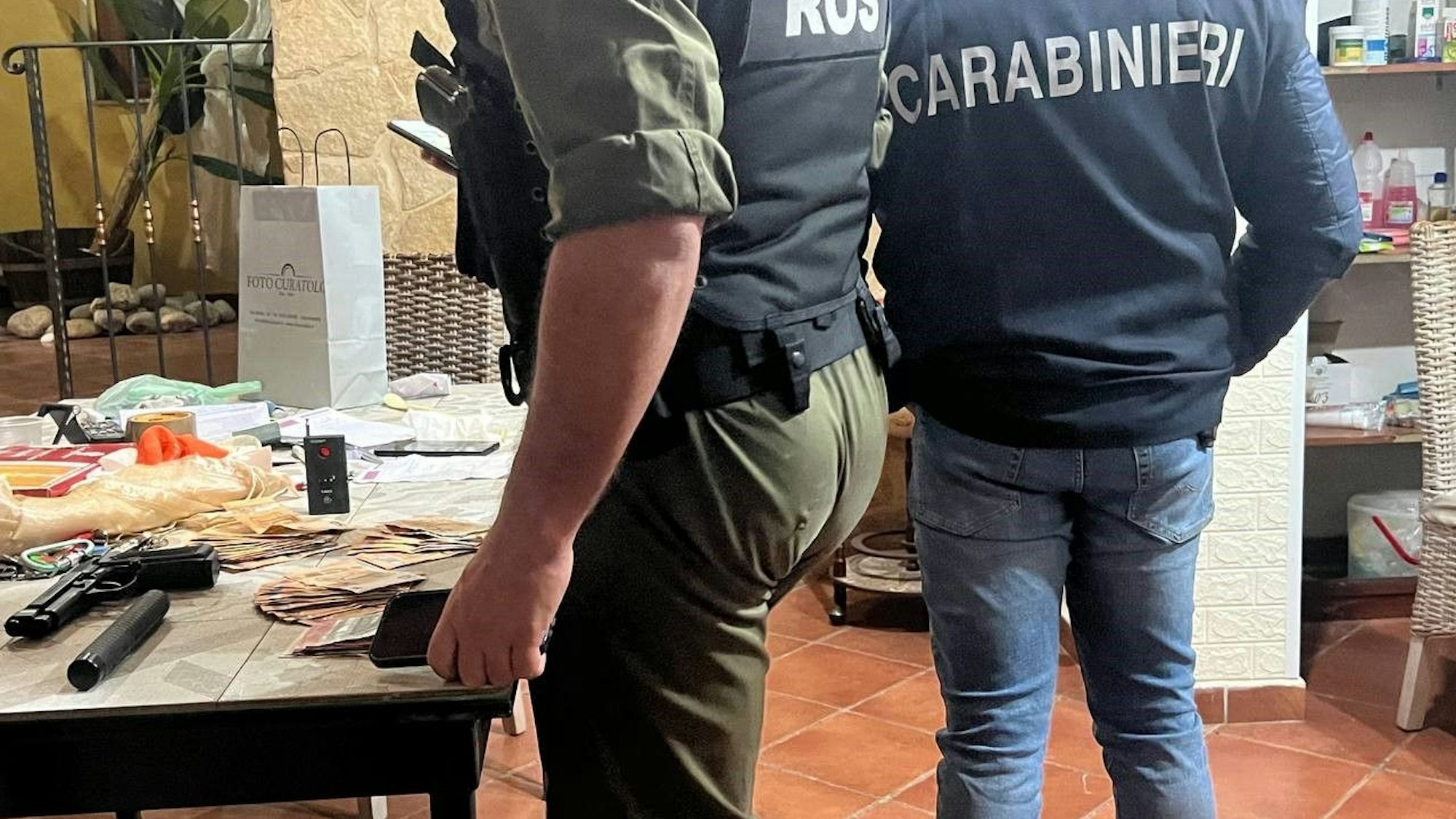 Italienische Beamte haben bei einer Razzia gegen die italienische Mafia in der Nacht zu Mittwoch auch mehrere Kölner Objekte durchsucht.