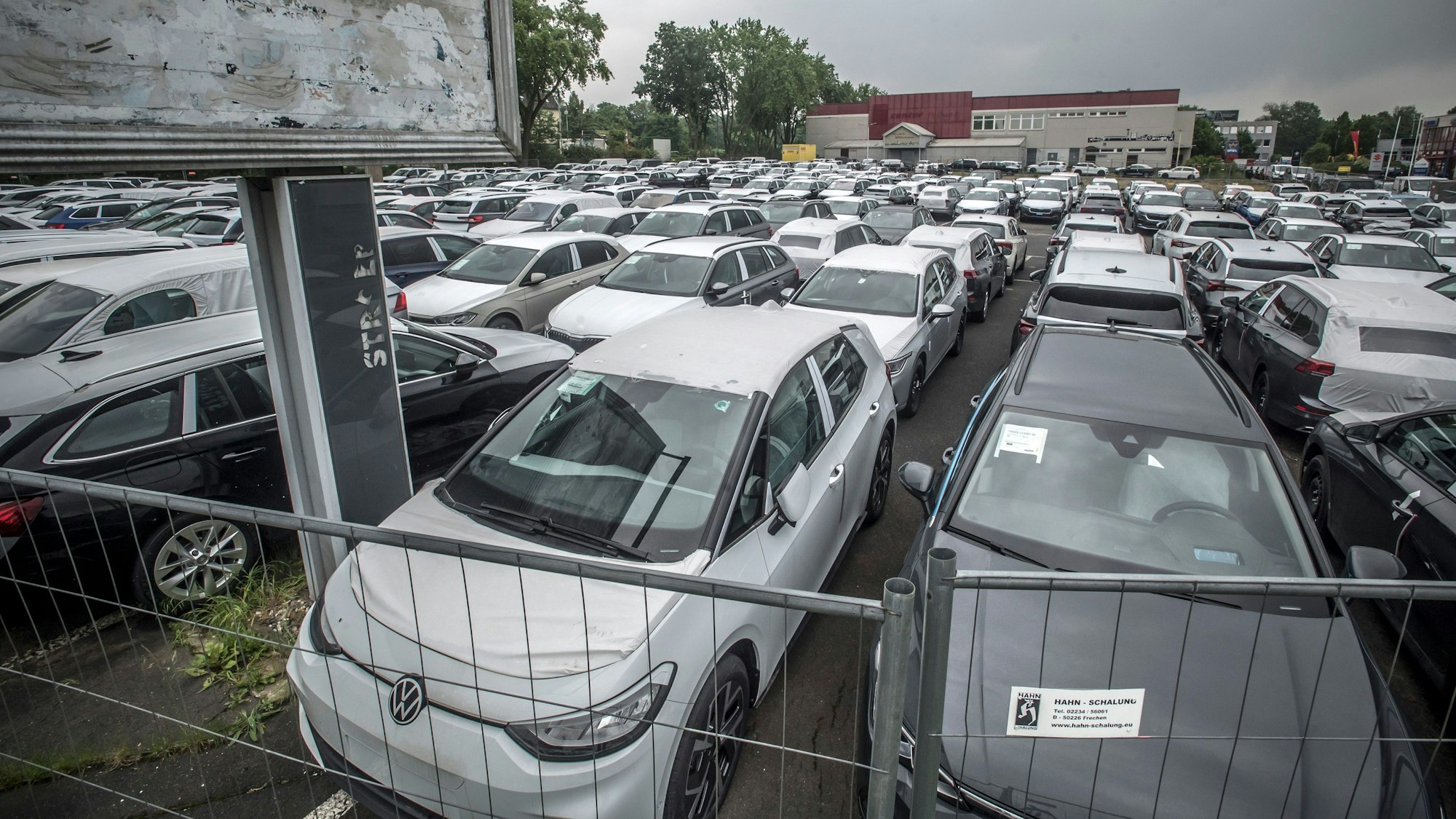 Auf dem Parkplatz des ehemaligen Supermarkts an der Adolf-Kaschny-Straße stehen jetzt Neuwagen. Foto: Ralf Krieger