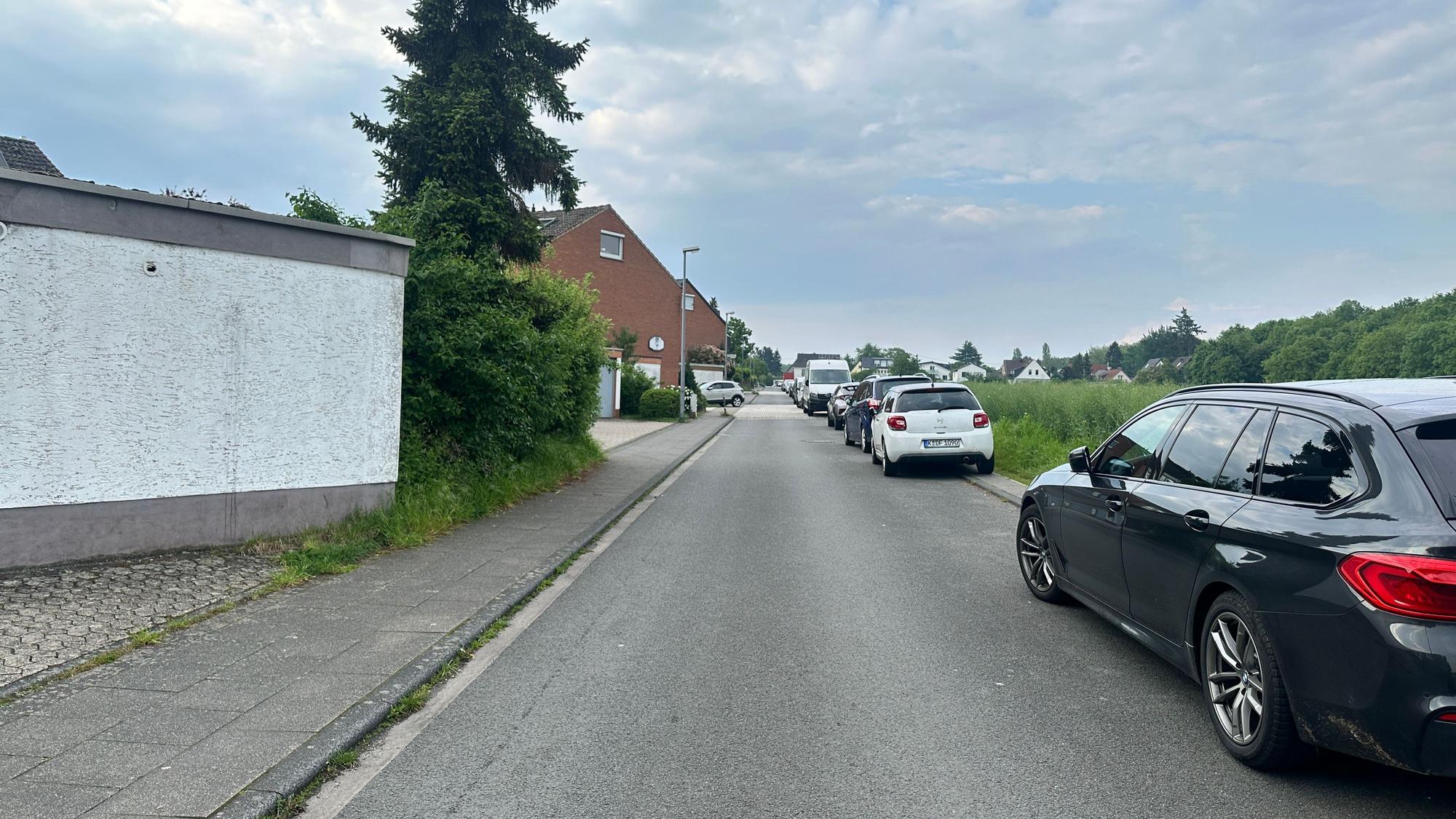 Der schmale Falkenweg soll Richtung Autobahn auf der rechten Seite bebaut werden.