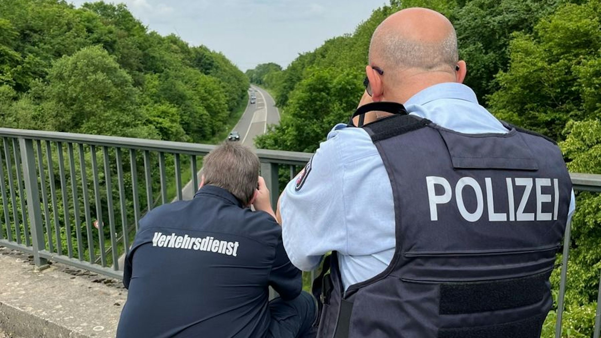 Zwei Polizisten kontrollierten von einer Brücke aus den Verkehr auf der B 59.