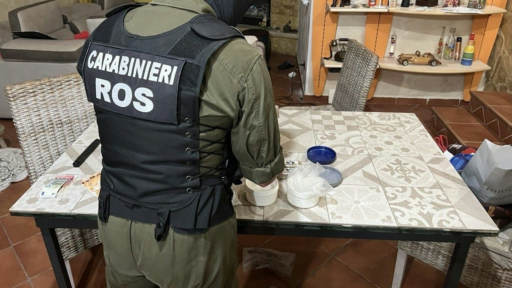 Italienische Beamte haben bei einer Razzia gegen die italienische Mafia in der Nacht zu Mittwoch auch mehrere Kölner Objekte durchsucht.