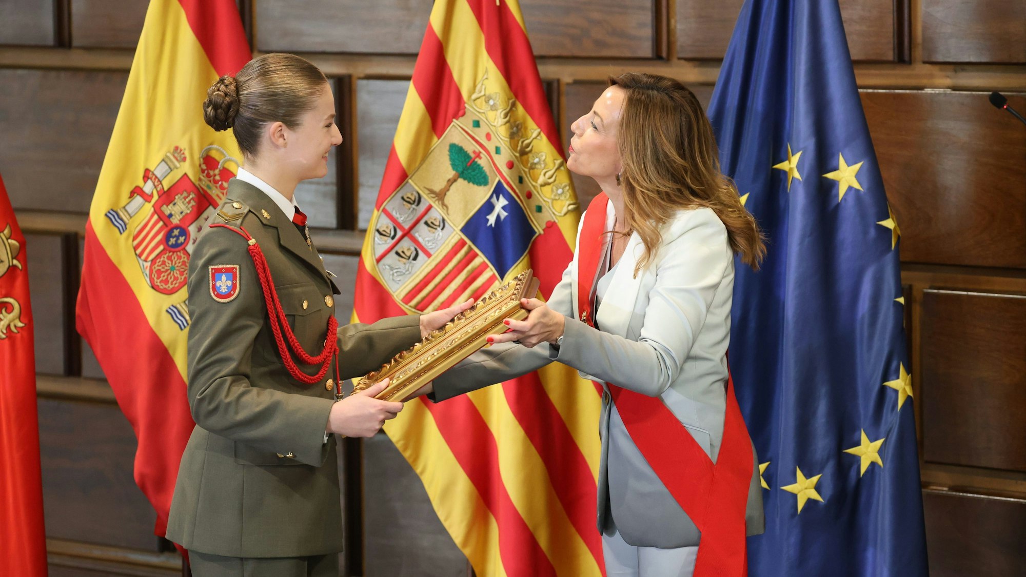 Prinzessin Leonor von Spanien (l) erhält von Natalia Chueca, Bürgermeisterin von Saragossa, den Titel „Adoptivtochter der Stadt“.