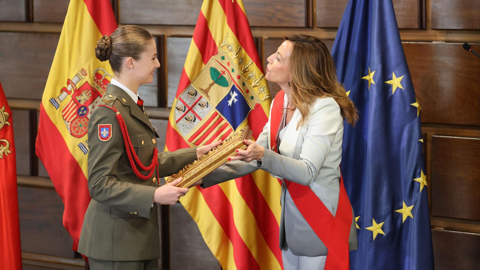 Prinzessin Leonor von Spanien (l) erhält von Natalia Chueca, Bürgermeisterin von Saragossa, den Titel „Adoptivtochter der Stadt“.