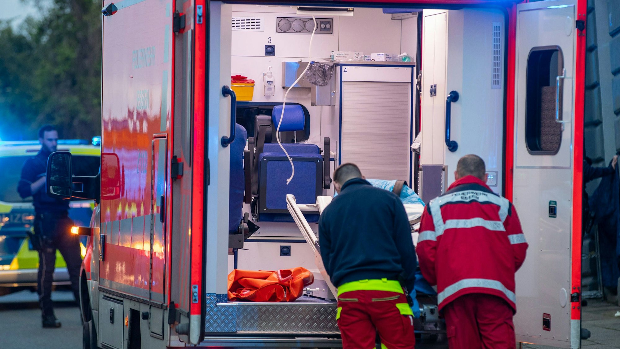 Rettungswagen der Feuerwehr bei einem Polizeieinsatz.