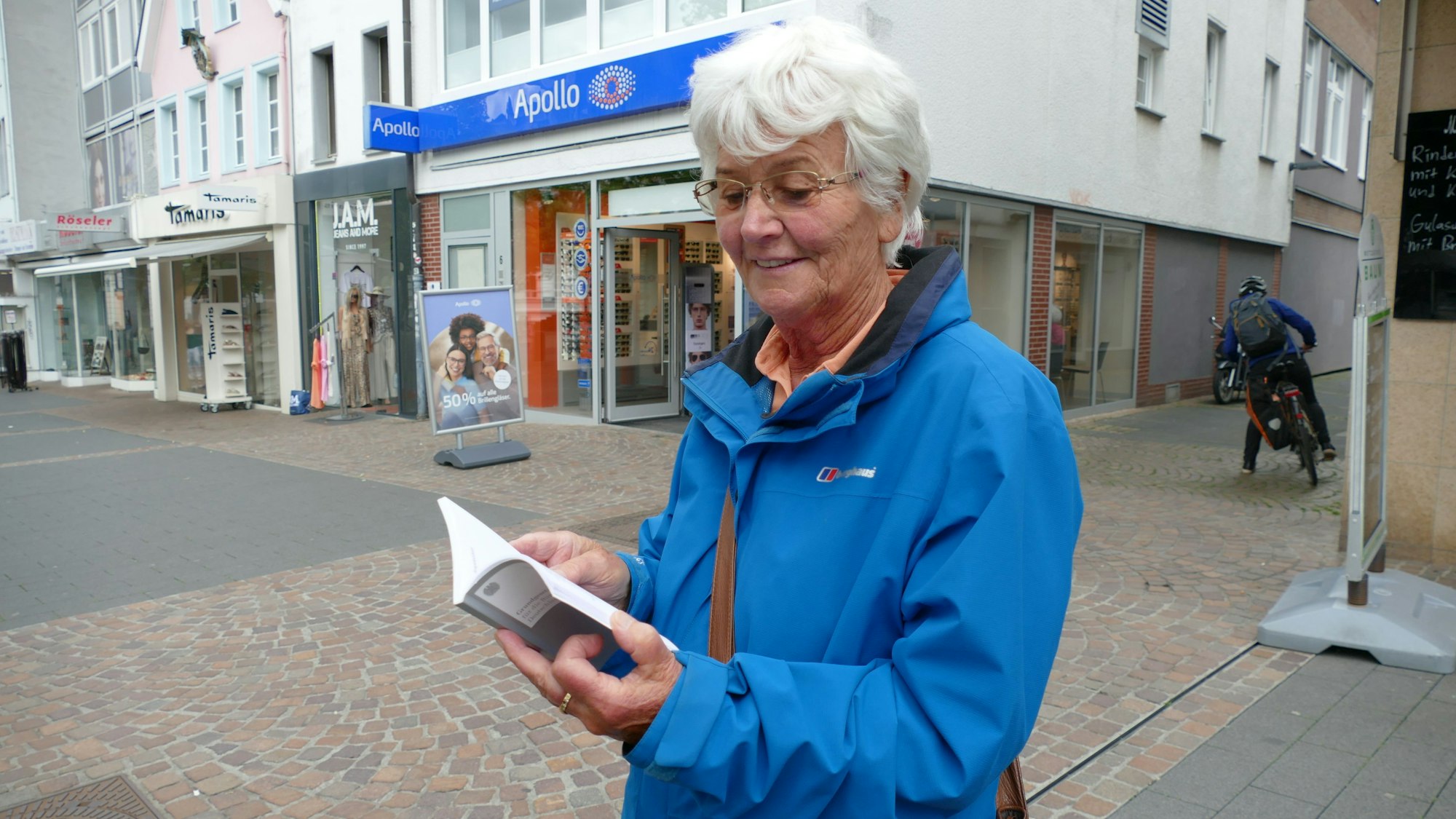 Eine Frau hält ein Grundgesetz in der Hand.