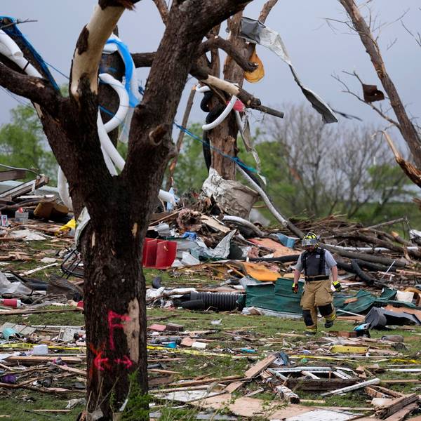 Ein Feuerwehrmann geht in Greenfield, Iowa, zwischen von einem Tornado zerstörten Häusern umher.