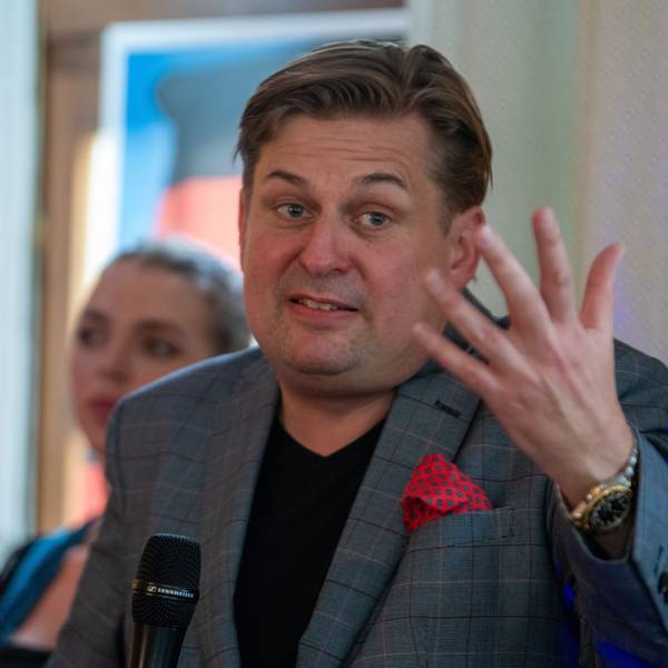 Maximilian Krah, Spitzenkandidat der AfD zur Europawahl, spricht bei einer Wahlveranstaltung in einem Gasthaus. (Archivbild)