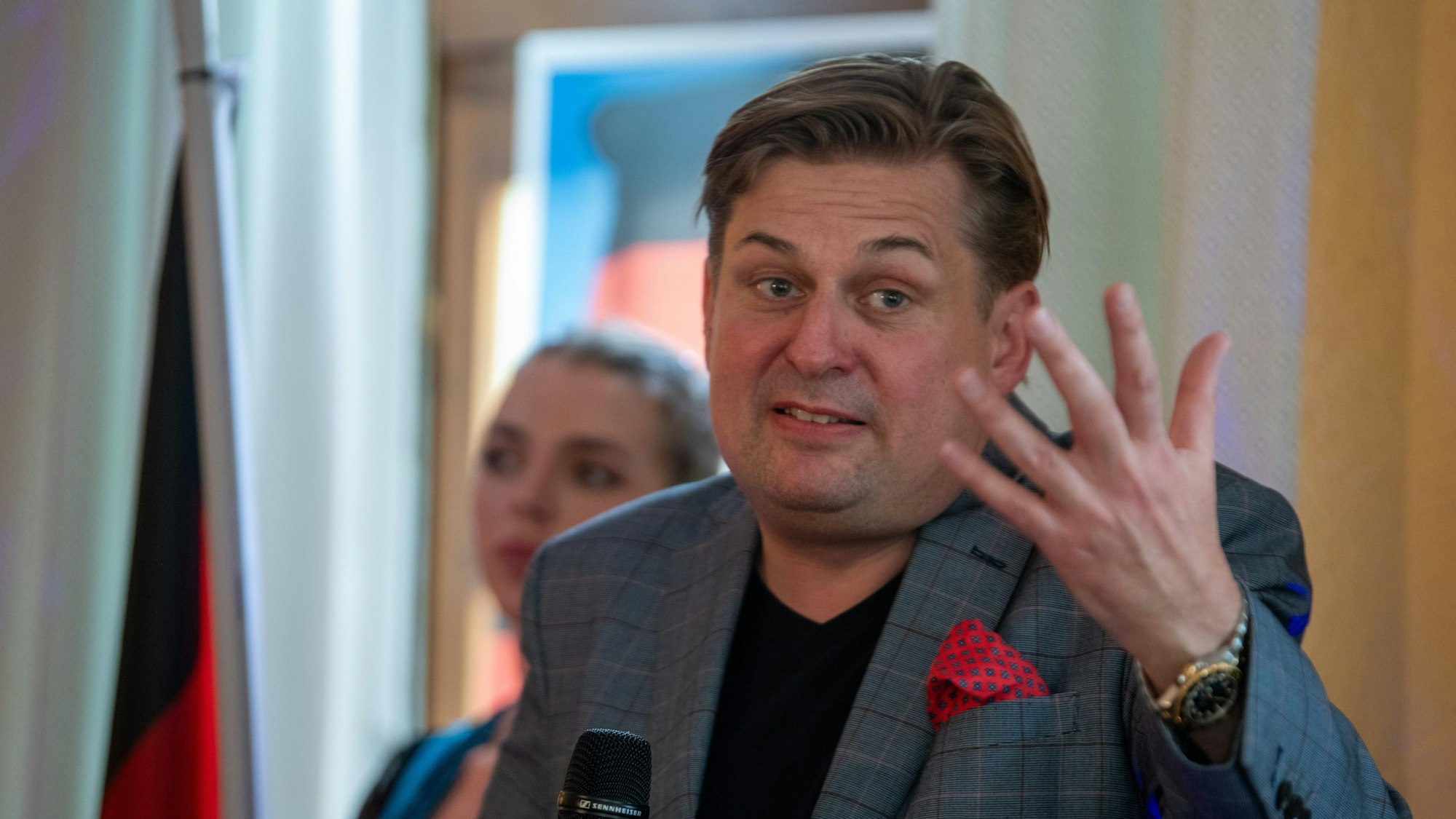 ARCHIV - 11.05.2024, Bayern, Holzkirchen: Maximilian Krah, Spitzenkandidat der AfD zur Europawahl, spricht bei einer Wahlveranstaltung in einem Gasthaus. Wegen Protesten wurde die Veranstaltung nach Holzkirchen verlegt. (zu dpa: «AfD in der Krise: Europawahlkampf ohne Spitzenkandidaten») Foto: Stefan Puchner/dpa +++ dpa-Bildfunk +++