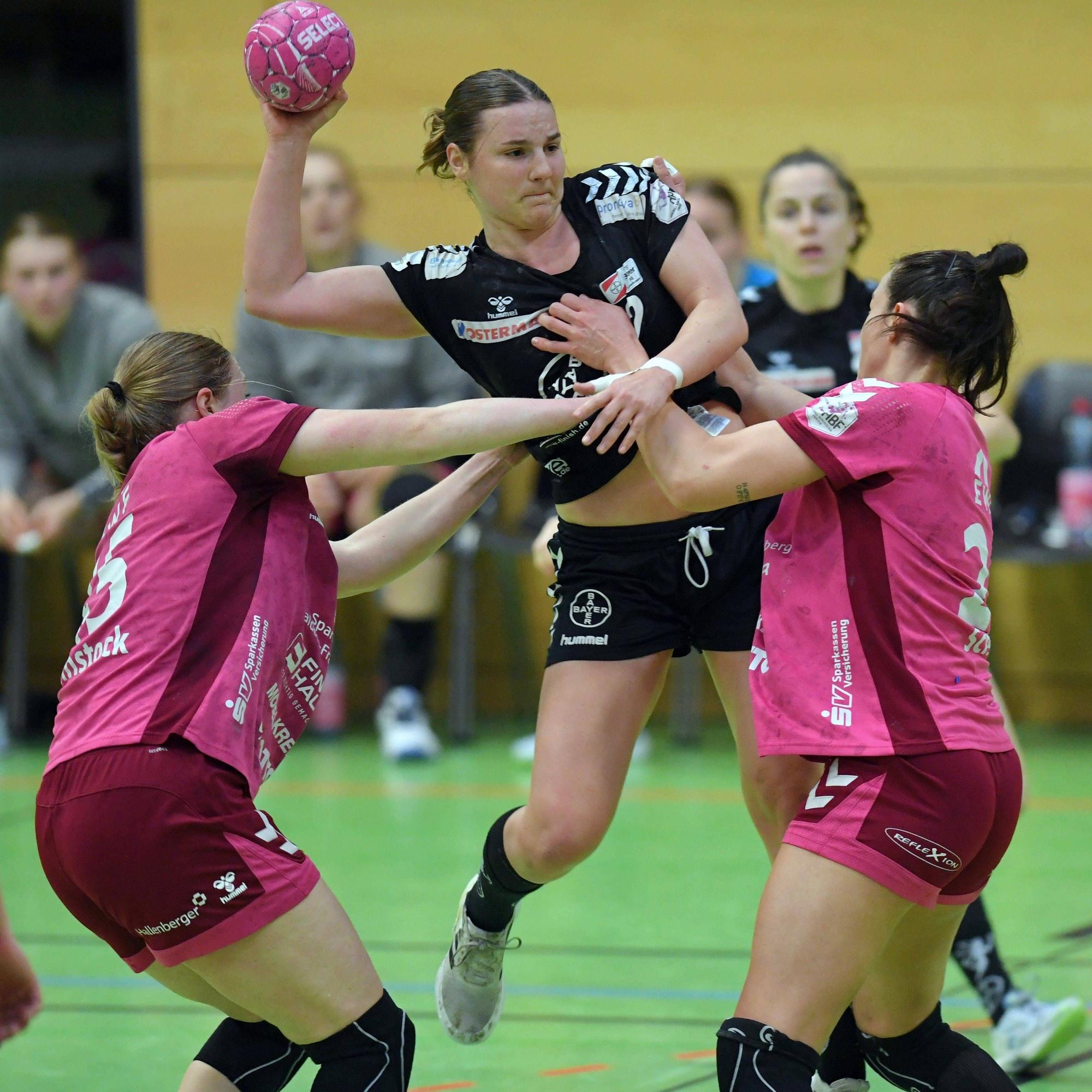 Mareike Thomaier Torfrau TSV Bayer 04 Leverkusen am Ball, Jolina Huhnstock HSG Bad Wildungen Vipers L, Jana Scheib HSG Bad Wildungen Vipers R, GER, HSG Bad Wildungen - TSV Bayer 04 Leverkusen, Handball, 1. Bundesliga Frauen, 22.04.2023, GER, HSG Wildungen Vipers - TSV Bayer 04 Leverkusen, Handball,1. Bundesliga Frauen, 22.04.2023 Bad Wildungen *** Mareike Thomaier goalie TSV Bayer 04 Leverkusen on the ball , Jolina Huhnstock HSG Bad Wildungen Vipers L , Jana Scheib HSG Bad Wildungen Vipers R , GER, HSG Bad Wildungen TSV Bayer 04 Leverkusen, handball, 1 Bundesliga women, 22 04 2023, GER, HSG Wildungen Vipers TSV Bayer 04 Leverkusen, handball,1 Bundesliga women, 22 04 2023 Bad Wildungen Copyright: xRolandxSippelx-xEibner-Pressefotox EP_RSL