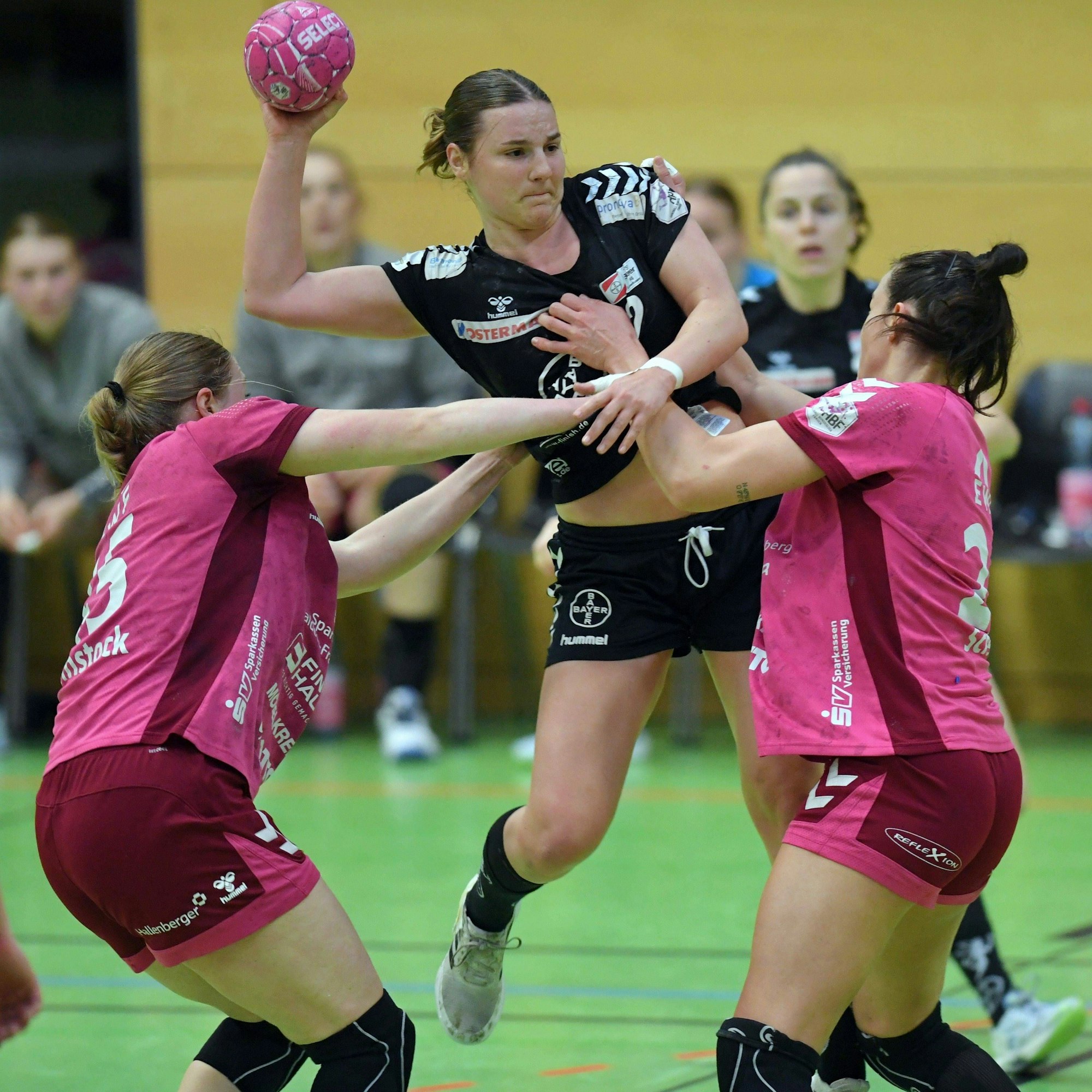 Mareike Thomaier Torfrau TSV Bayer 04 Leverkusen am Ball, Jolina Huhnstock HSG Bad Wildungen Vipers L, Jana Scheib HSG Bad Wildungen Vipers R, GER, HSG Bad Wildungen - TSV Bayer 04 Leverkusen, Handball, 1. Bundesliga Frauen, 22.04.2023, GER, HSG Wildungen Vipers - TSV Bayer 04 Leverkusen, Handball,1. Bundesliga Frauen, 22.04.2023 Bad Wildungen *** Mareike Thomaier goalie TSV Bayer 04 Leverkusen on the ball , Jolina Huhnstock HSG Bad Wildungen Vipers L , Jana Scheib HSG Bad Wildungen Vipers R , GER, HSG Bad Wildungen TSV Bayer 04 Leverkusen, handball, 1 Bundesliga women, 22 04 2023, GER, HSG Wildungen Vipers TSV Bayer 04 Leverkusen, handball,1 Bundesliga women, 22 04 2023 Bad Wildungen Copyright: xRolandxSippelx-xEibner-Pressefotox EP_RSL