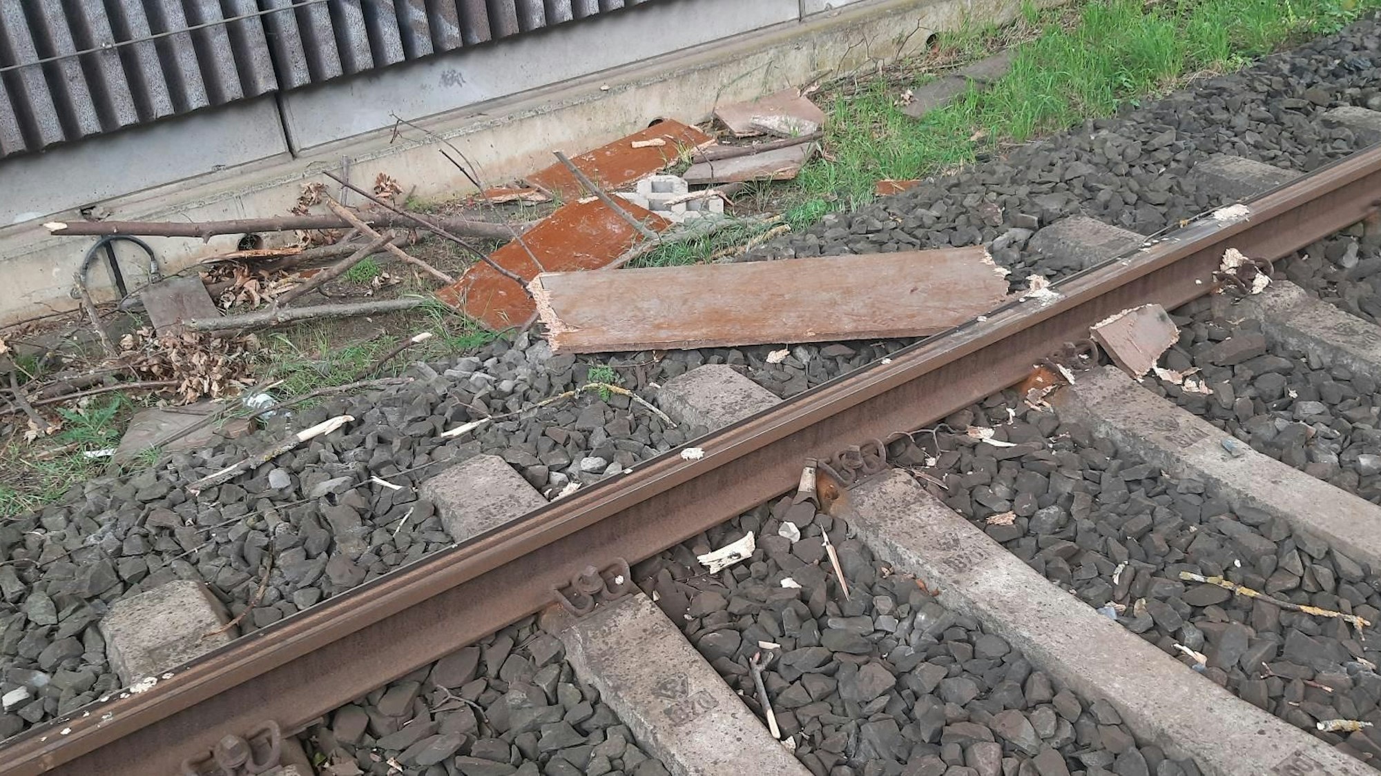 Die zerstörten Gegenstände am Gleisrand.