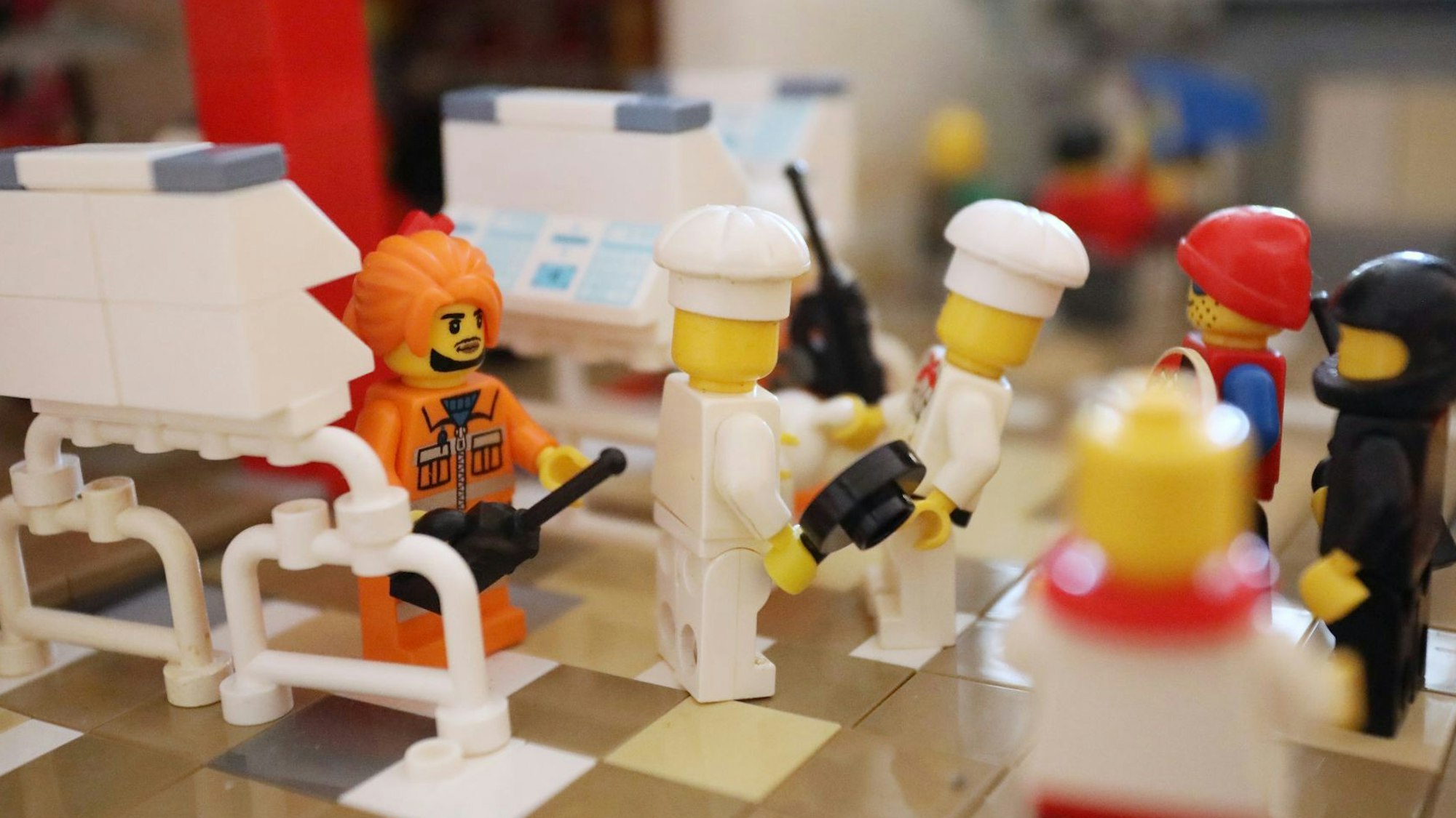 Bunte Minifiguren aus dem Modell.