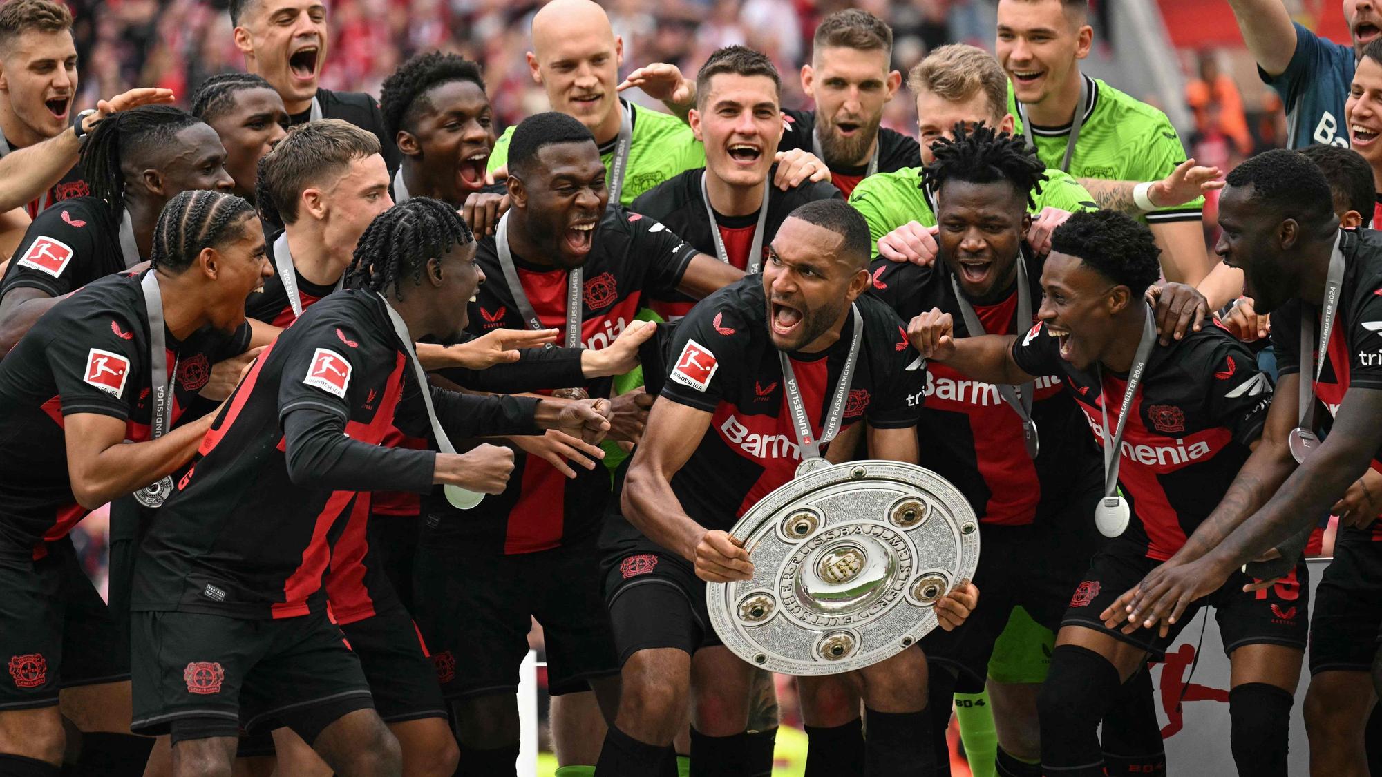 Leverkusens Jonathan Tah hebt die Meisterschale in die Höhe.