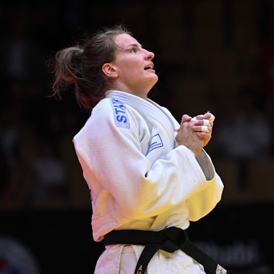 Nach dem Finalkampf faltet Anna-Maria Wagner die Hände und schaut nach oben.