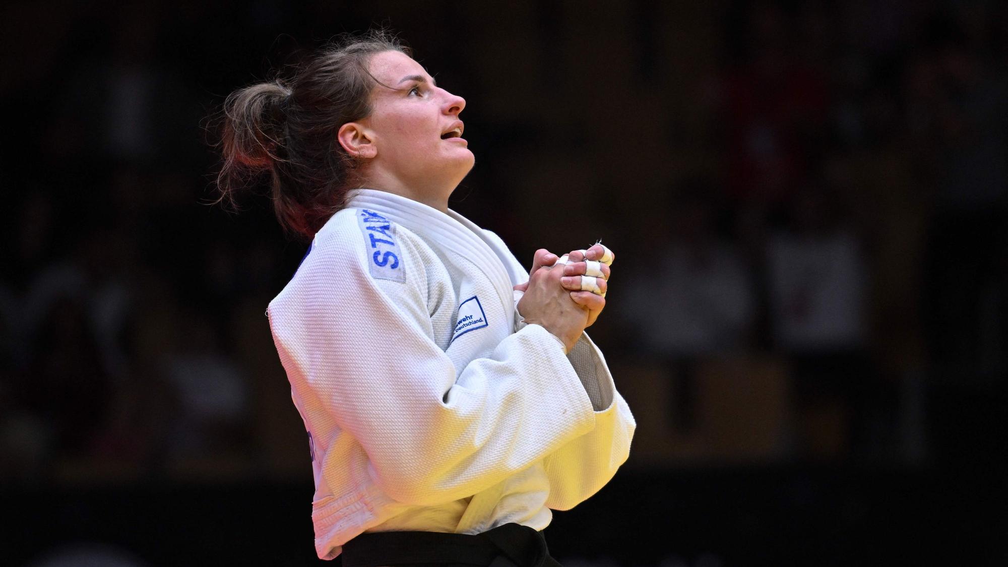 Nach dem Finalkampf faltet Anna-Maria Wagner die Hände und schaut nach oben.
