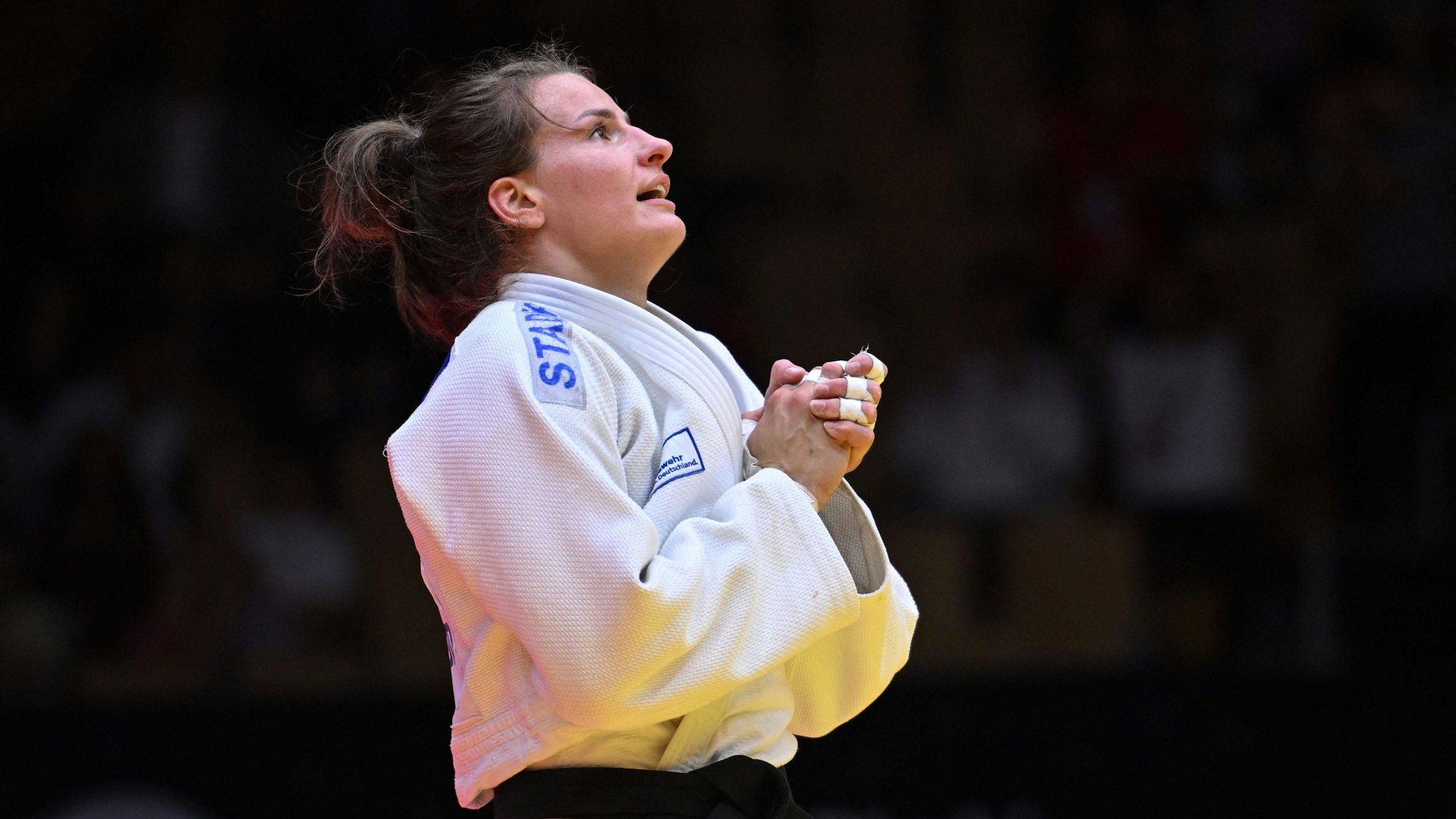 Nach dem Finalkampf faltet Anna-Maria Wagner die Hände und schaut nach oben.