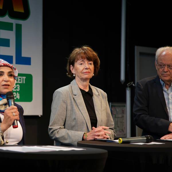 Meral Sahin von der IG Keupstrasse. Oberbürgermeisterin Henriette Reker und Bezirksbürgermeister Norbert Fuchs (v.l.) bei der Birlikte-Pressekonferenz.