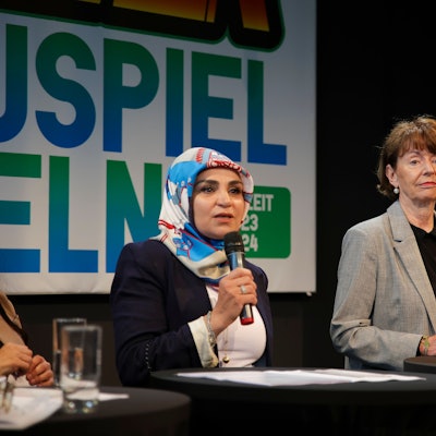Meral Sahin von der IG Keupstrasse. Oberbürgermeisterin Henriette Reker und Bezirksbürgermeister Norbert Fuchs (v.l.) bei der Birlikte-Pressekonferenz.