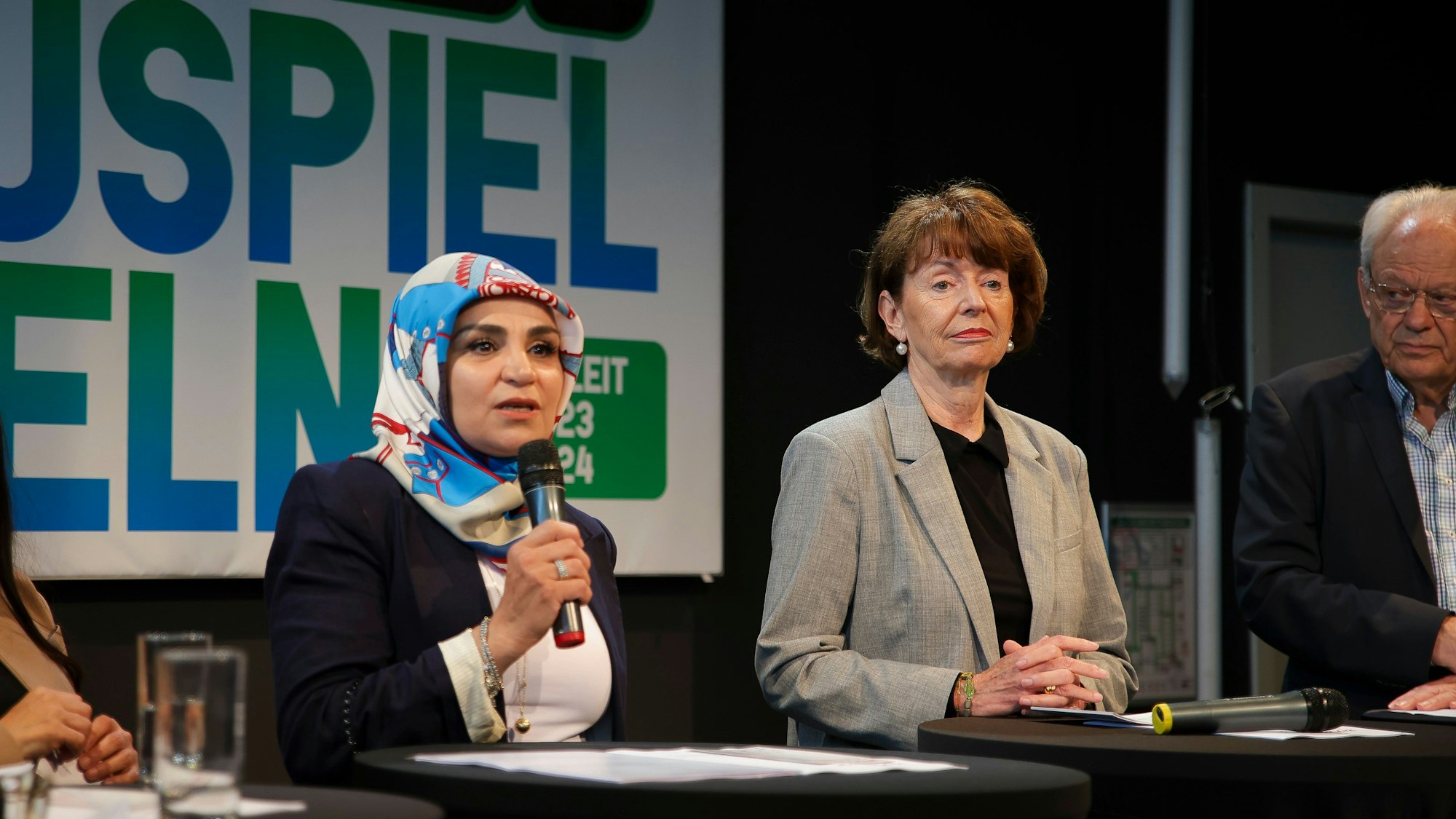 Meral Sahin von der IG Keupstrasse. Oberbürgermeisterin Henriette Reker und Bezirksbürgermeister Norbert Fuchs (v.l.) bei der Birlikte-Pressekonferenz.