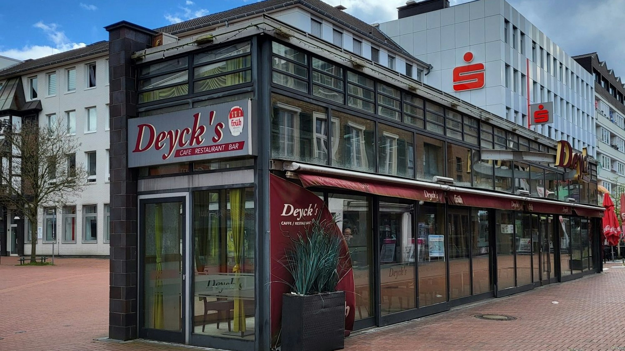 Das Café Deycks in der Fußgängerzone in Opladen.