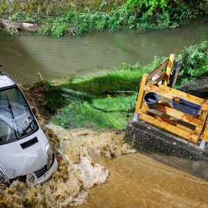 Mit einem Bagger musste dieser Kastenwagen im bayrischen Kastl geborgen werden.