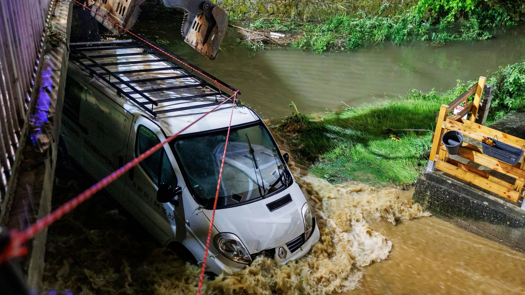 Mit einem Bagger musste dieser Kastenwagen im bayrischen Kastl geborgen werden.