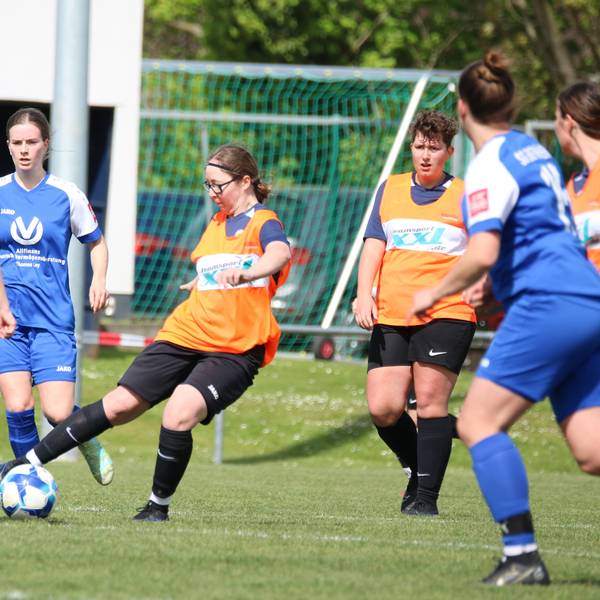 Spielszene aus der Frauenfußballpartie zwischen der SG Erfthöhen und dem SC Wißkirchen.