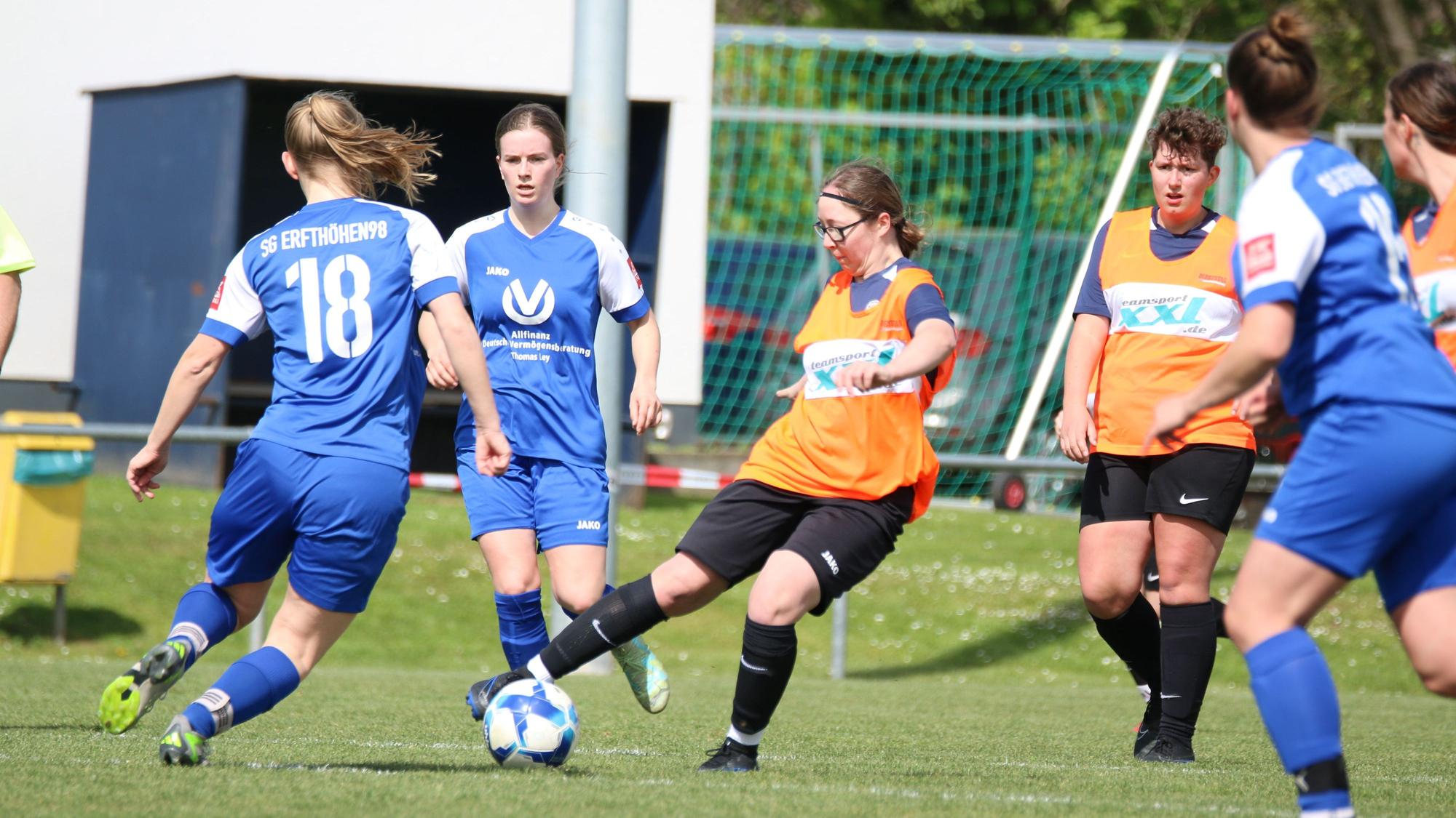 Spielszene aus der Frauenfußballpartie zwischen der SG Erfthöhen und dem SC Wißkirchen.