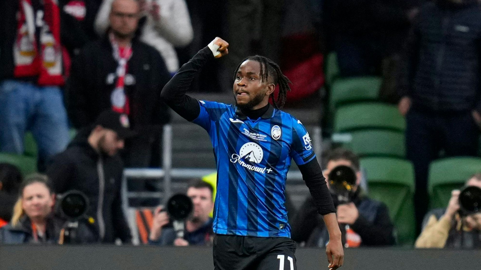 Doppelpacker Ademola Lookman jubelt nach seinem zweiten Streich gegen Bayer Leverkusen.