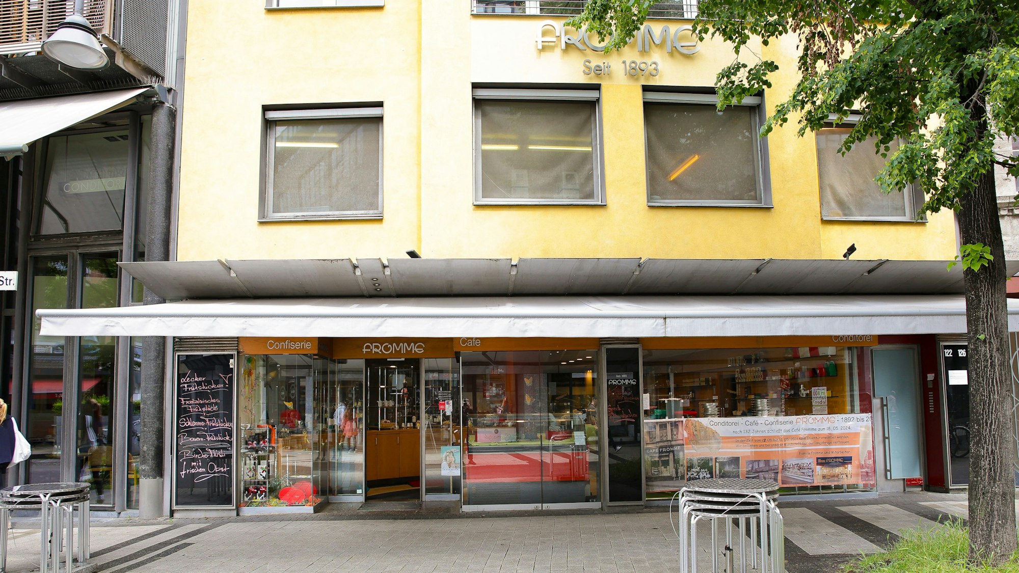 Das Café mit der charakteristischen gelben Fassade