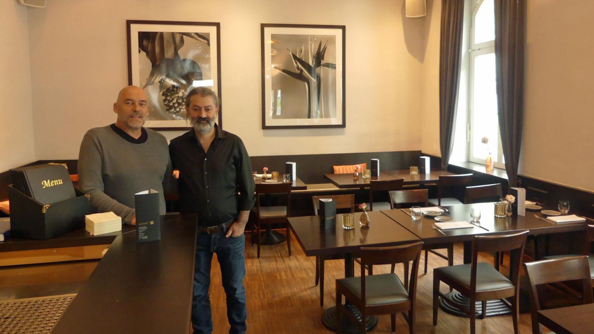 Chefkoch Bernd Stollenwerk und Inhaber Ramazan Palanli im Gastraum des neuen Lokals in der Eichendorffstraße. Foto: Rösgen