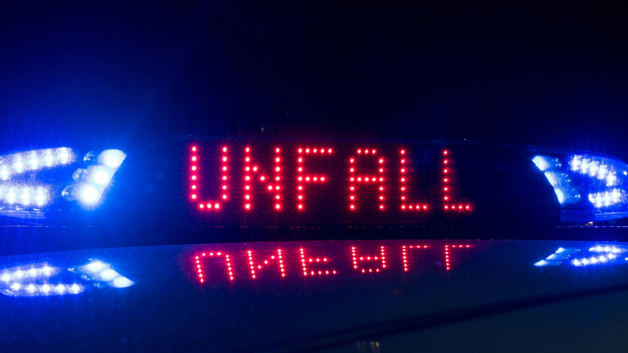 Das Bild zeigt den Schriftzug "Polizei" auf einem Streifenwagen.