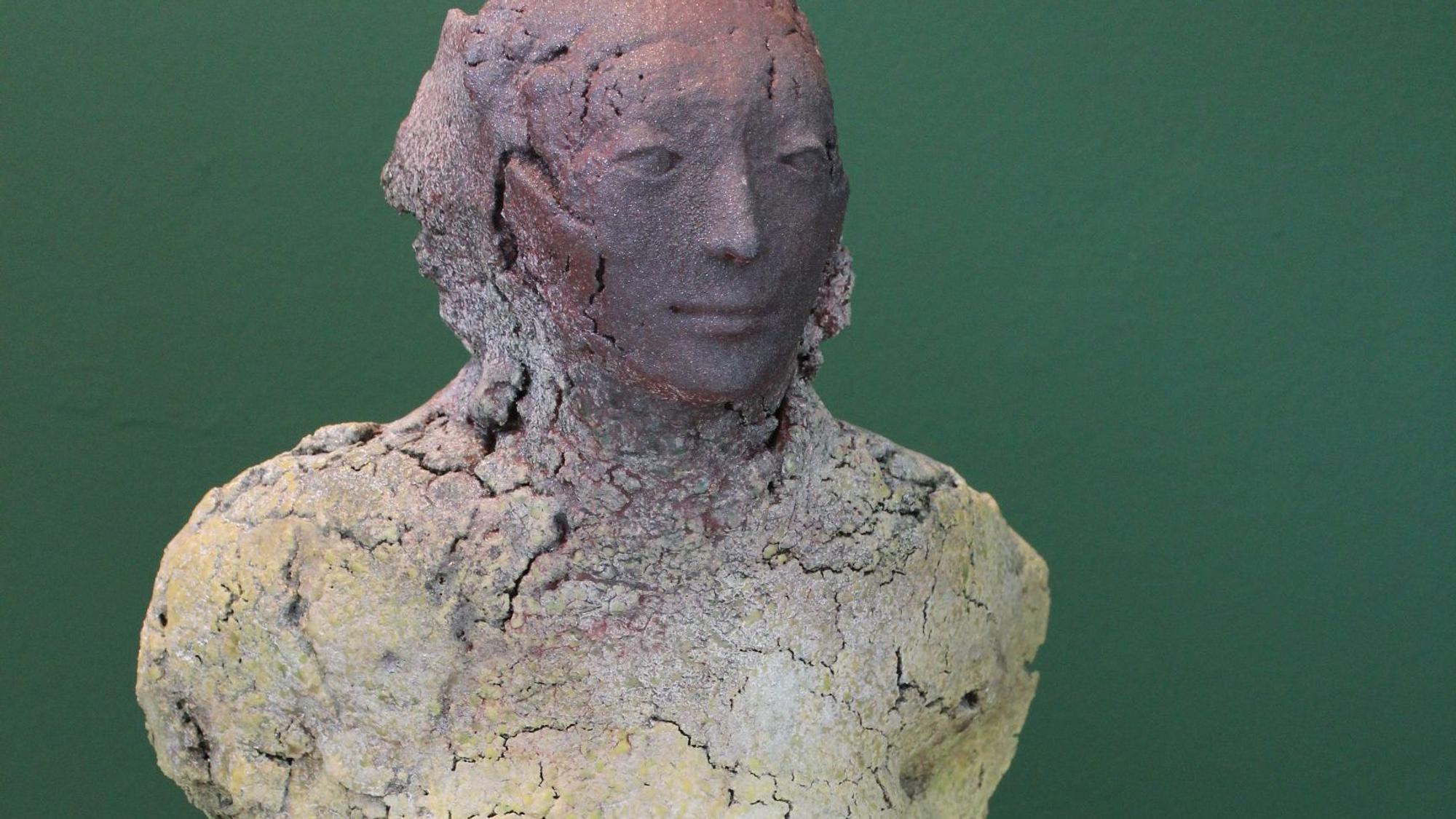Das Bild zeigt eine Skulptur von Carmen Dionyse.