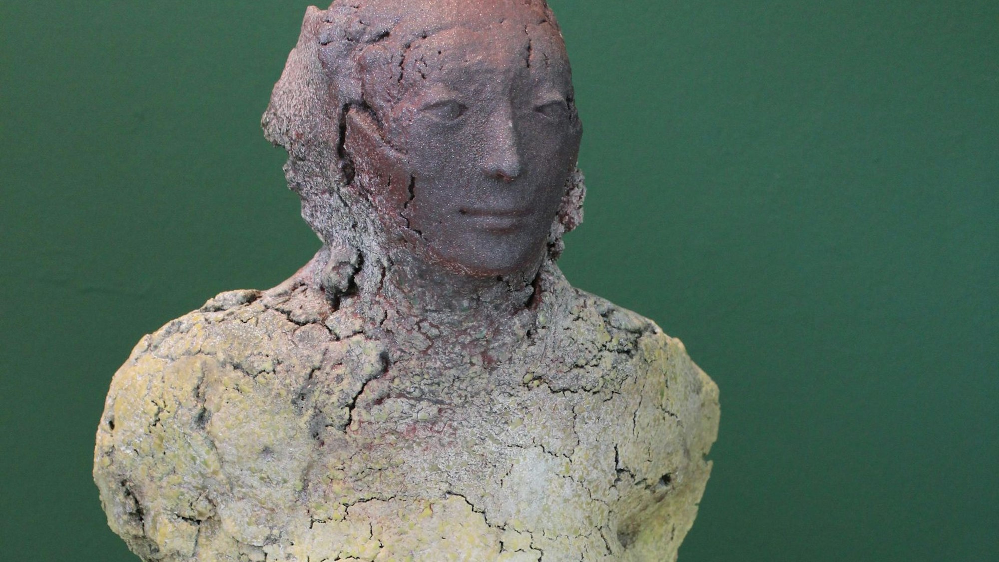 Das Bild zeigt eine Skulptur von Carmen Dionyse.