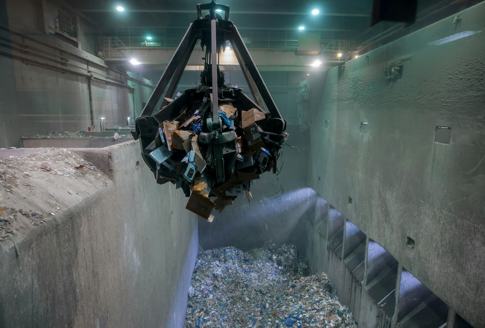 16.11.2022, Köln: Reportage Zigarettenschmuggel mit dem Zoll in Köln - Ein Kran transportiert Pakete mit geschmuggelten Zigaretten in der Müllverbrennungsanlage Weisweiler in Eschweiler. Foto: Thilo Schmülgen
