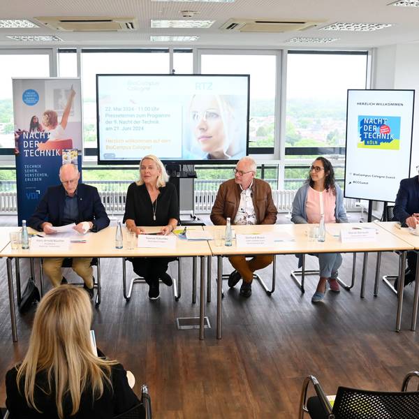 Pressekonferenz zur neunten Nacht der Technik. Von links: Dr. Kristel Degener, Hans-Arnold Büscher, Yvonne Patschke, Gerhard Braun, Marian Barsoum, Urban Plößl.