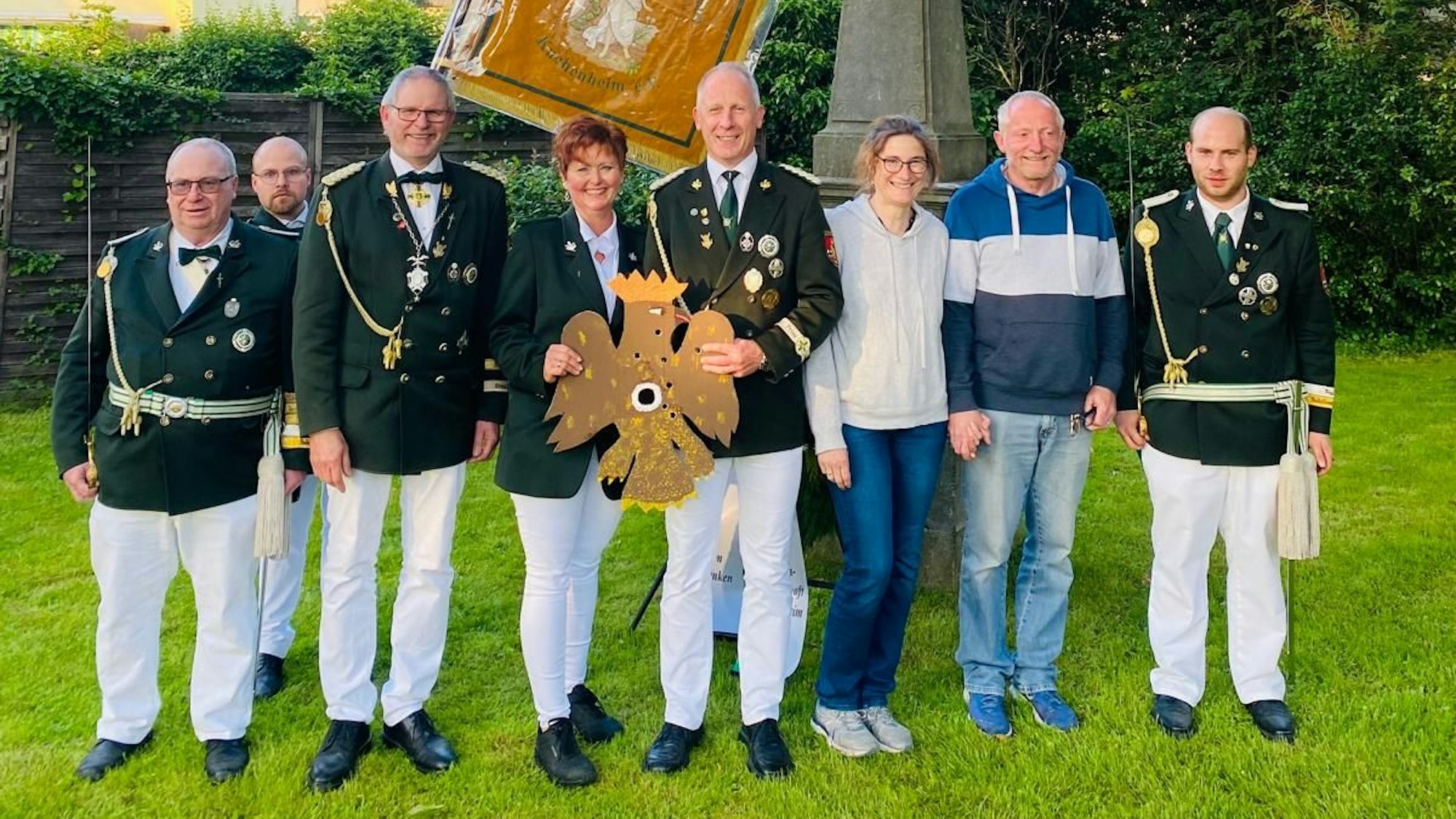 Auf dem Bild sind acht Teilnehmer, fünf davon in Uniform, zu sehen.