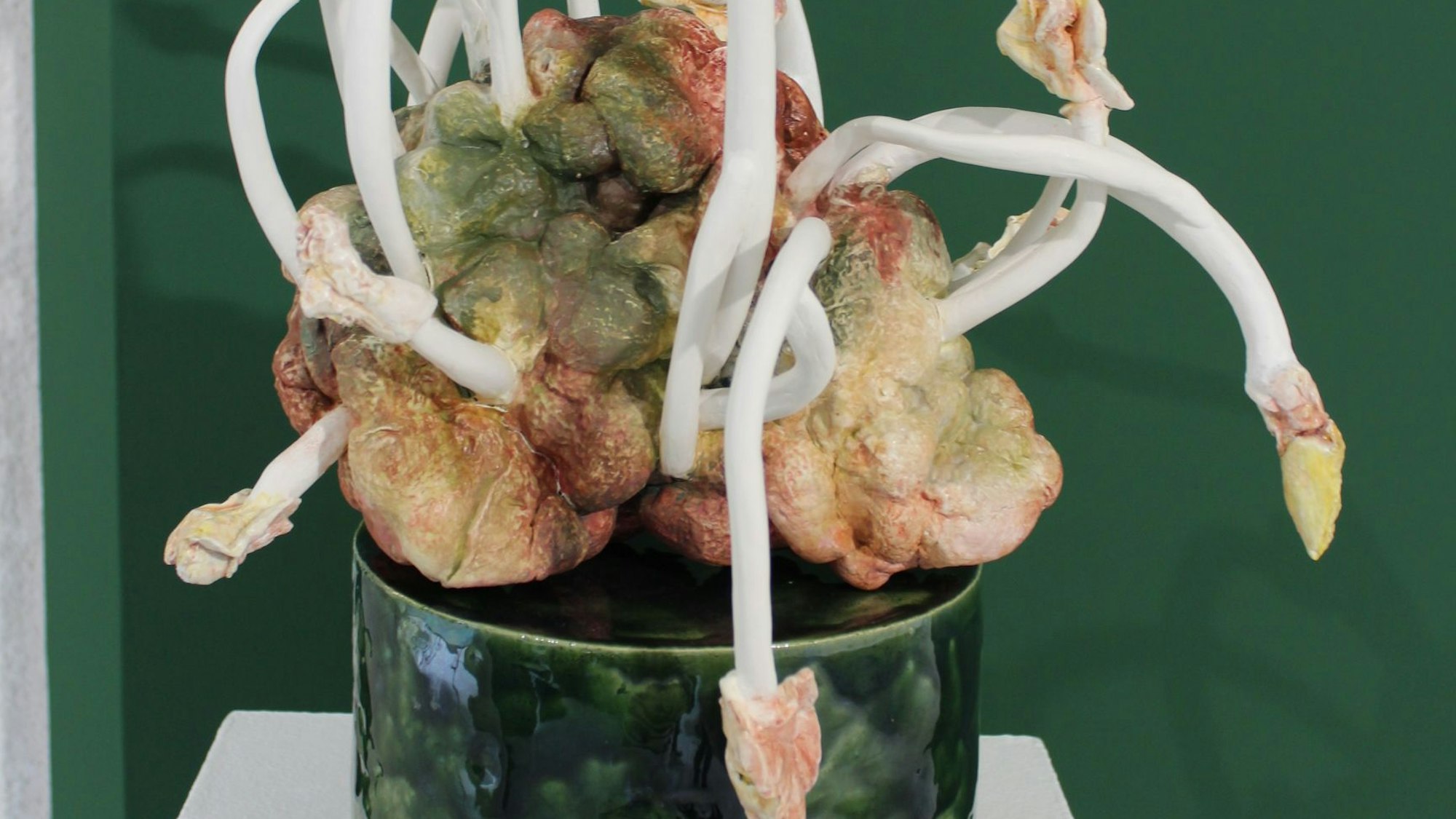 Auf dem Bild ist eine Skulptur von Pascale Klingelschmitt zu sehen.