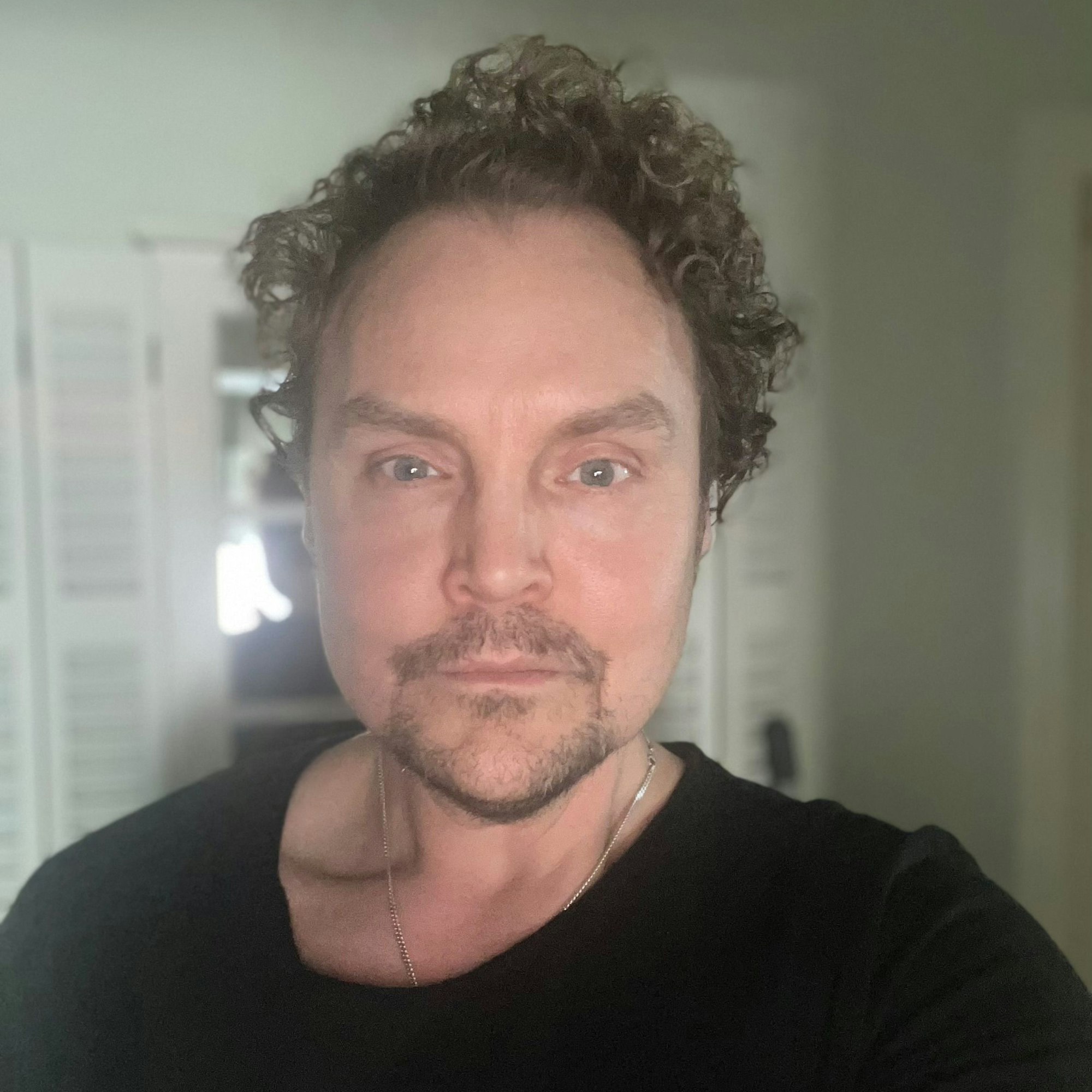 Christian Noll steht in einem Raum.