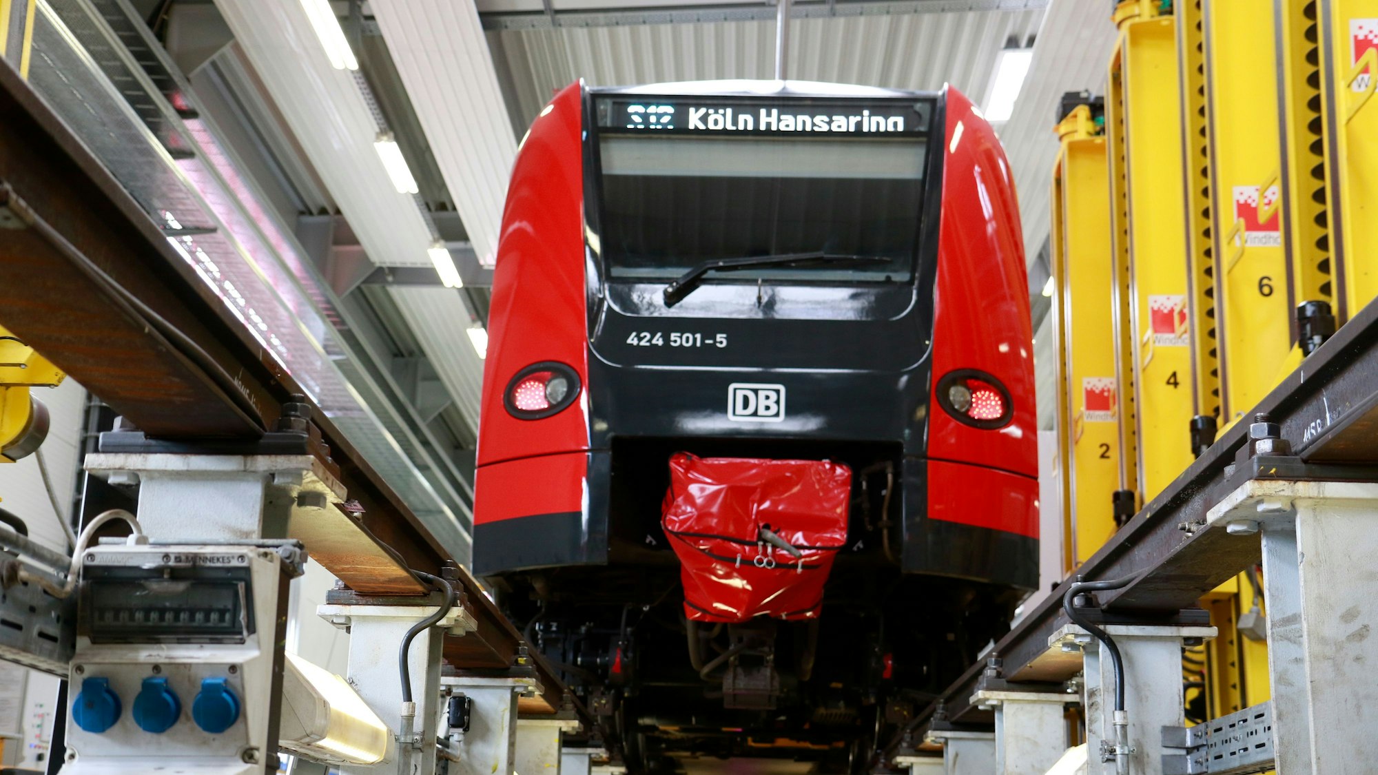 22.04.2024, Köln: Neues Zeitalter für die S-Bahn Köln: go.Rheinland, VRR und DB präsentieren preisgekrönte Fahrzeuge. Foto: Arton Krasniqi