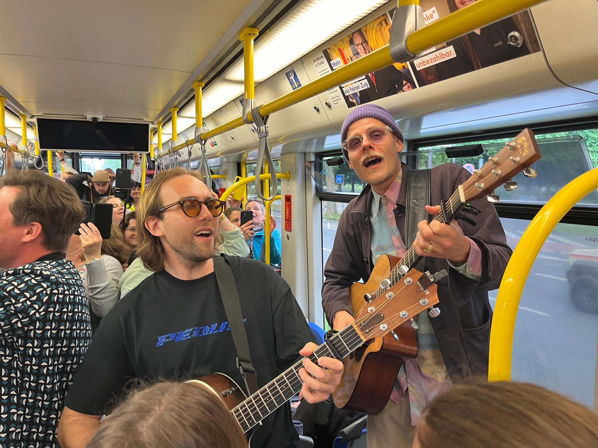 Cat Ballou spielen Konzert in der Bahn.