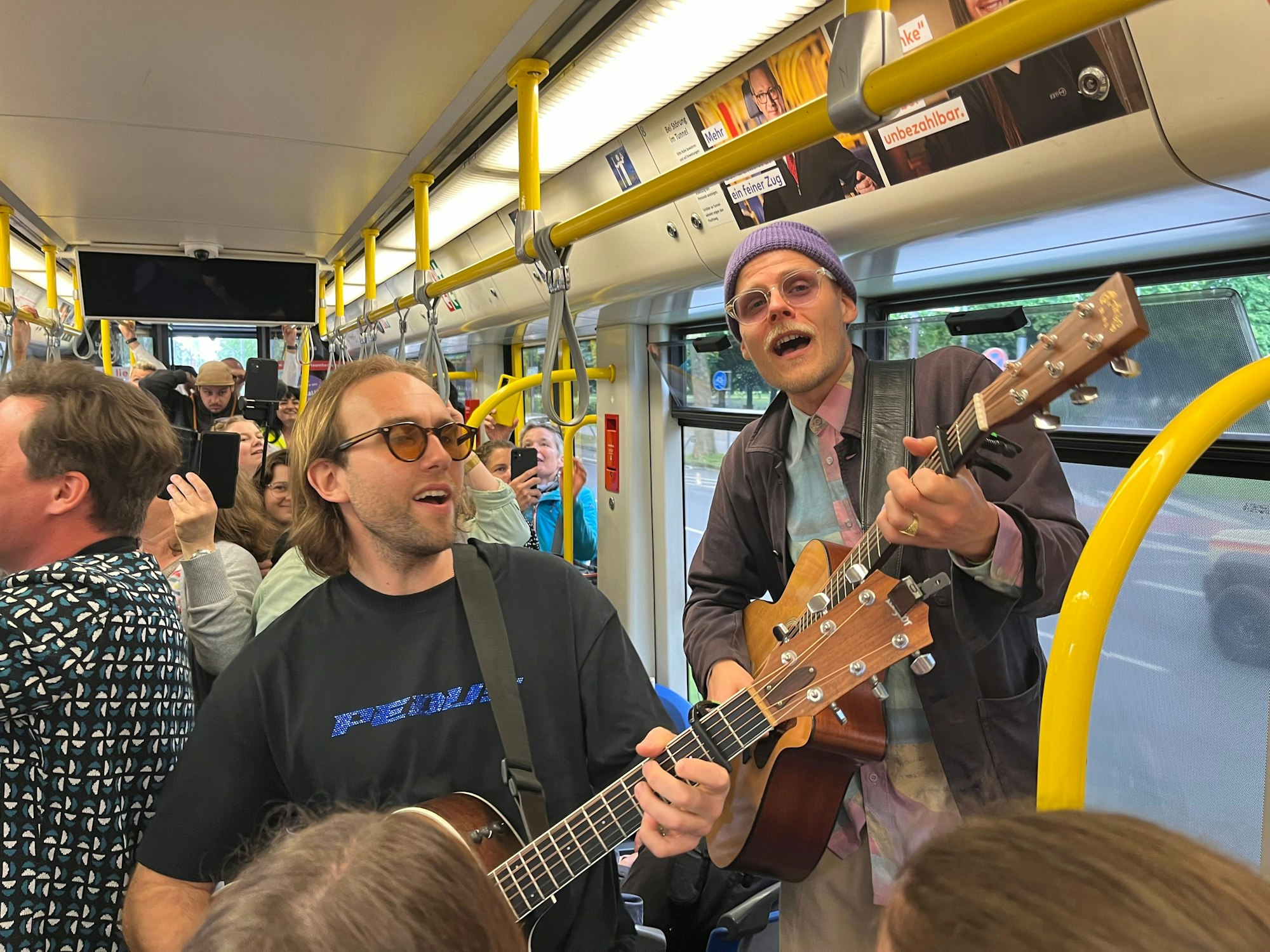 Cat Ballou spielen Konzert in der Bahn.