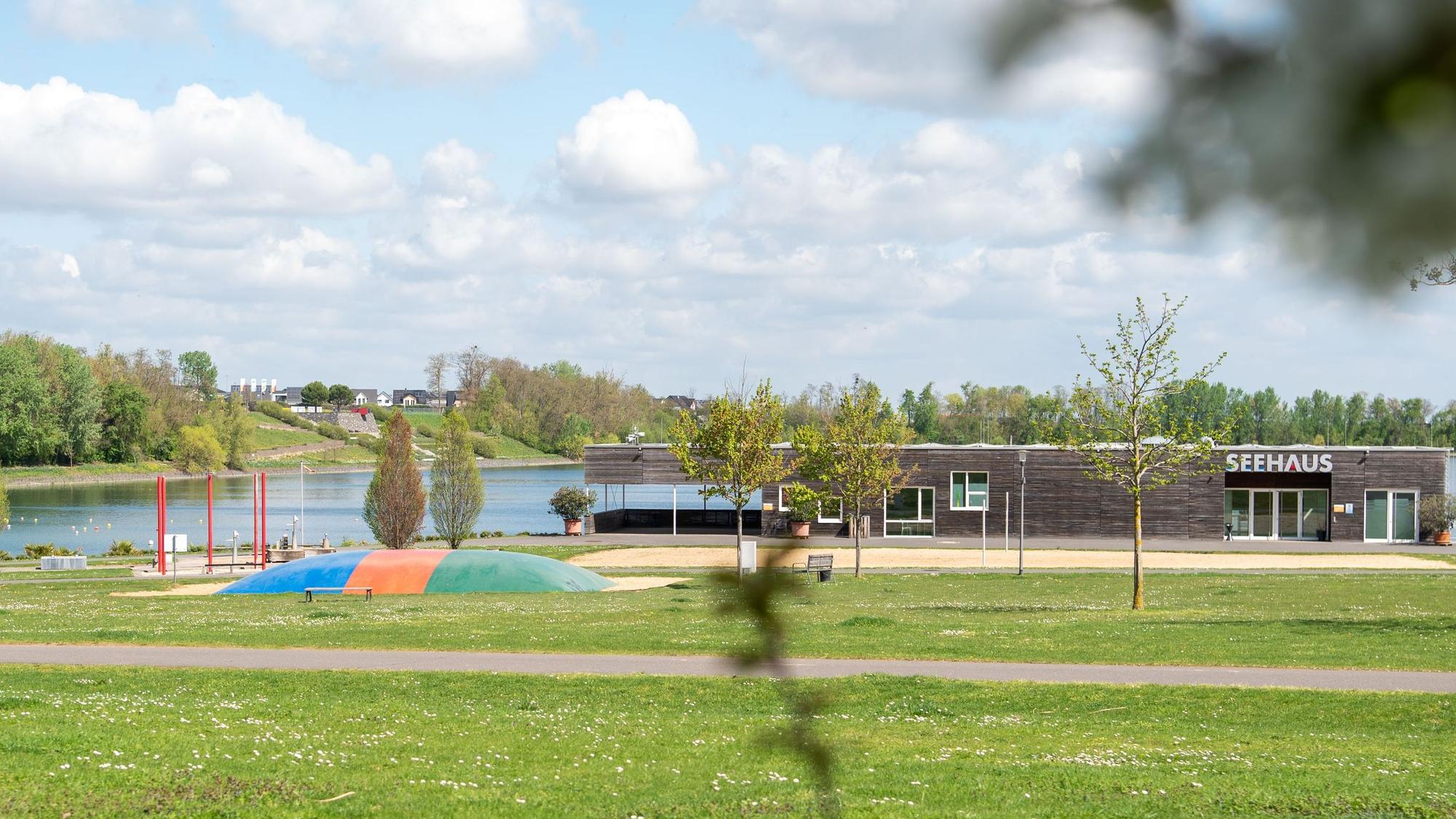Das Bild zeigt das Seehaus am Zülpicher See.