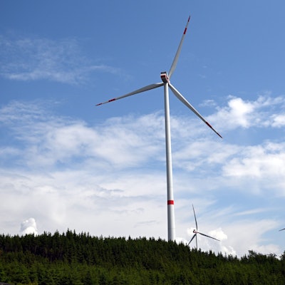 Drei Windräder im Wald