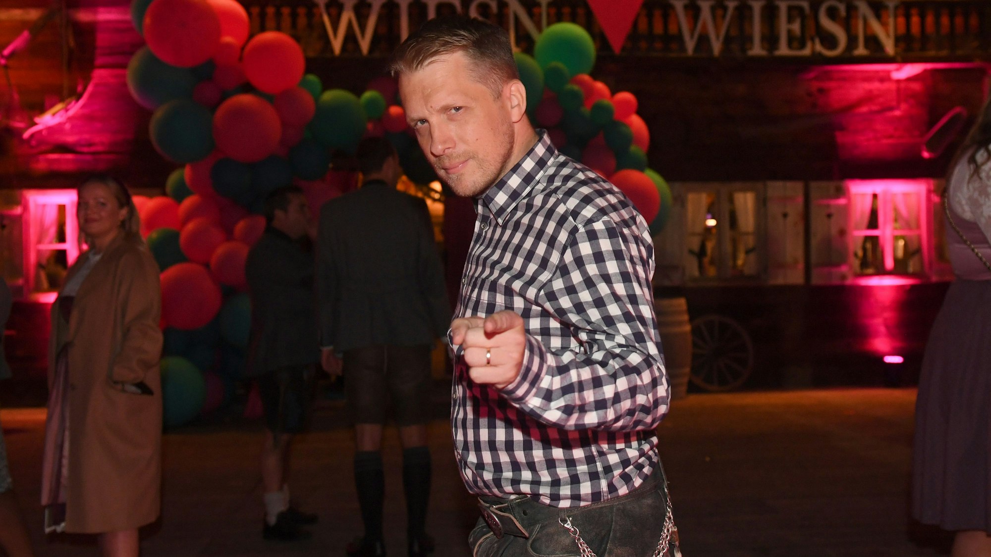 Der Comedian Oliver Pocher zeigt sich bei der "Wiesn Wiesn Charity Night", die unter dem Motto «Ich liebe das Leben» in der «Käfer Alm» an der Galopprennbahn München gefeiert wurde.