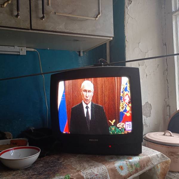 Eine Rede von Kremlchef Wladimir Putin läuft im Juni 2023 auf einem TV-Gerät in St. Petersburg. In Russland werden die Staatssender immer wieder für Propaganda genutzt, nun auch nach dem Tod von Irans Präsident Ebrahim Raisi.