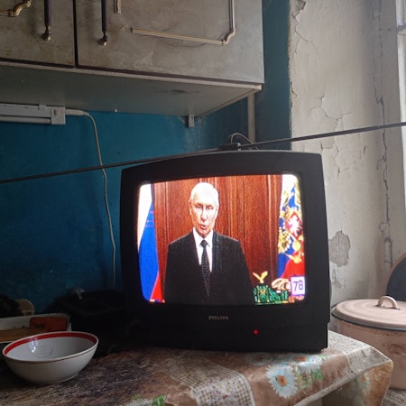 Eine Rede von Kremlchef Wladimir Putin läuft im Juni 2023 auf einem TV-Gerät in St. Petersburg. In Russland werden die Staatssender immer wieder für Propaganda genutzt, nun auch nach dem Tod von Irans Präsident Ebrahim Raisi.