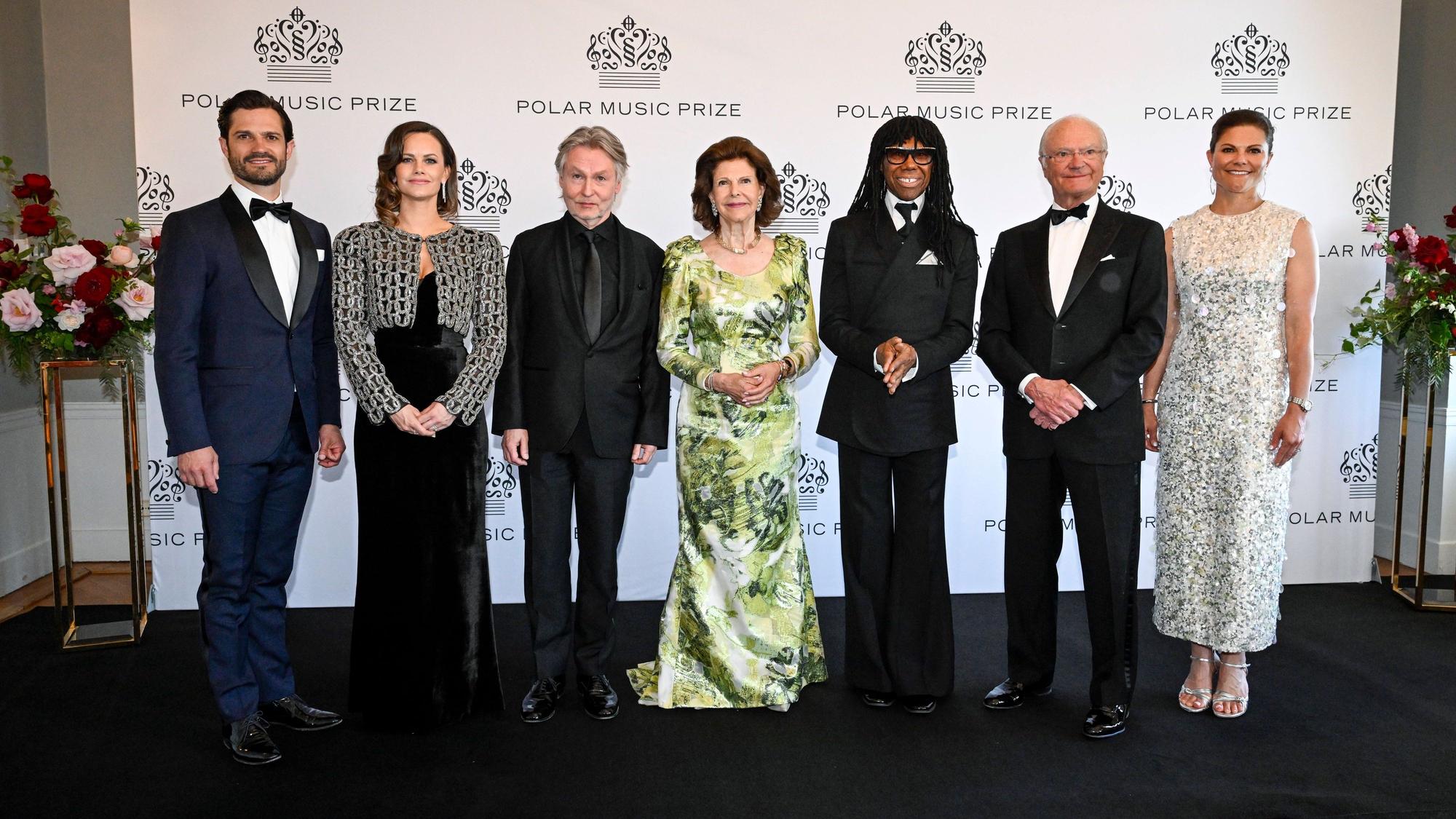 Prinz Carl Philip, Prinzessin Sofia, „Polar Music Prize“-Preisträger Esa-Pekka Salonen, Königin Silvia, König Carl Gustaf und „Polar Music Prize“-Preisträger Nile Rodgers vor der Preisverleihung.